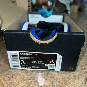 Super cute,great condition,only worn a few times,black & blue toddler Jordan 1s